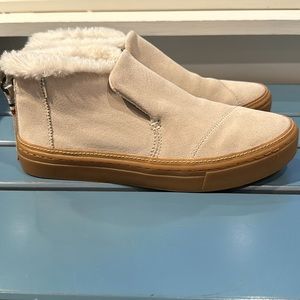 Toms women’s EUC sz 7.5 suede slip on boots stone color Sherpa lined worn once